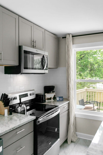 Private kitchen 2, Dugan Ave Both, Jefferson