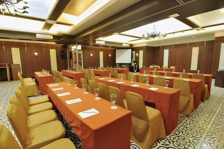 Business Facilities 3, Pose in Solo by Wstay, Solo