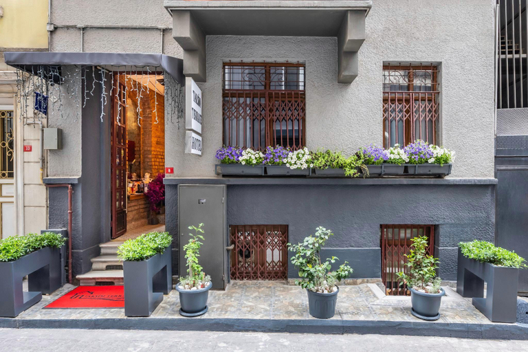 Exterior & Views