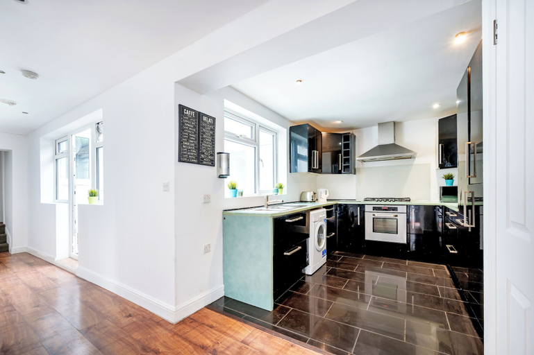 Private kitchen 5, 2 Bedroom flat in Putney by the river, London