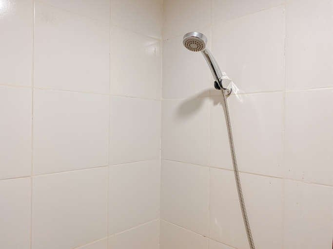 Bathroom 5, Affordable Price 1BR Apartment at Vittoria Residence By Travelio, West Jakarta