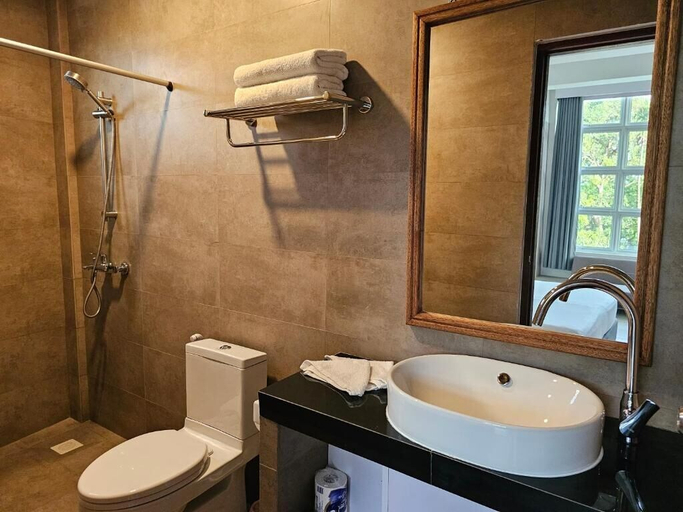 Bathroom 5, Shams Thoddoo