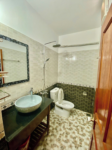Bathroom 5, Chez Loan Hotel, Hoa Lư