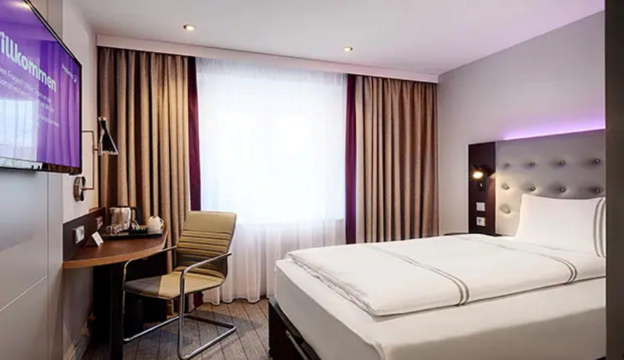 Bedroom 3, Premier Inn Köln City Centre, Köln