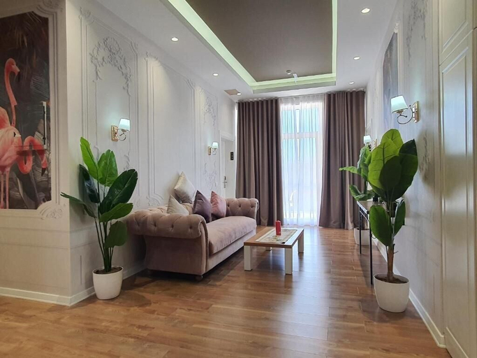 Others 5, Heiress Hotel, Sarandës