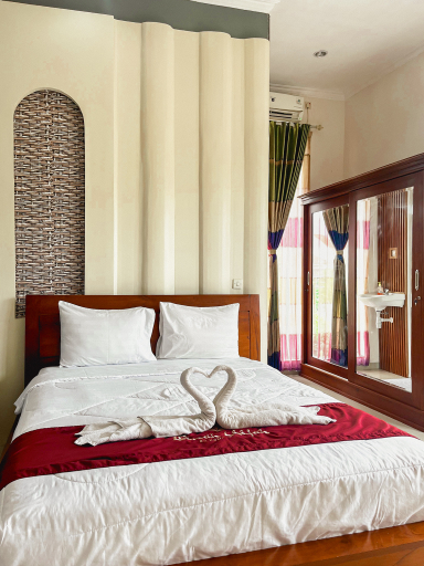 Omah Ulfah Homestay - Tap to explore photos