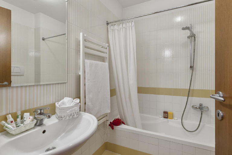 Bathroom 3, Castello Belvedere Apartments, Brescia