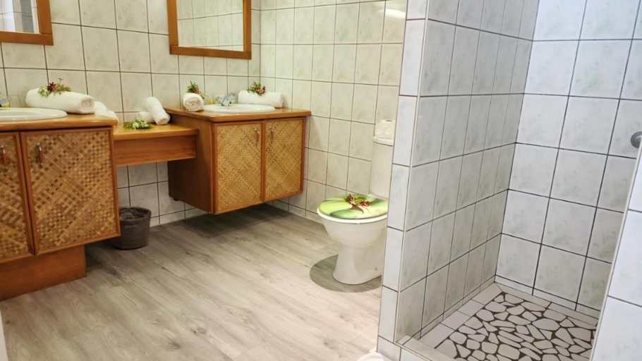 Bathroom 4, Hotel Hibiscus