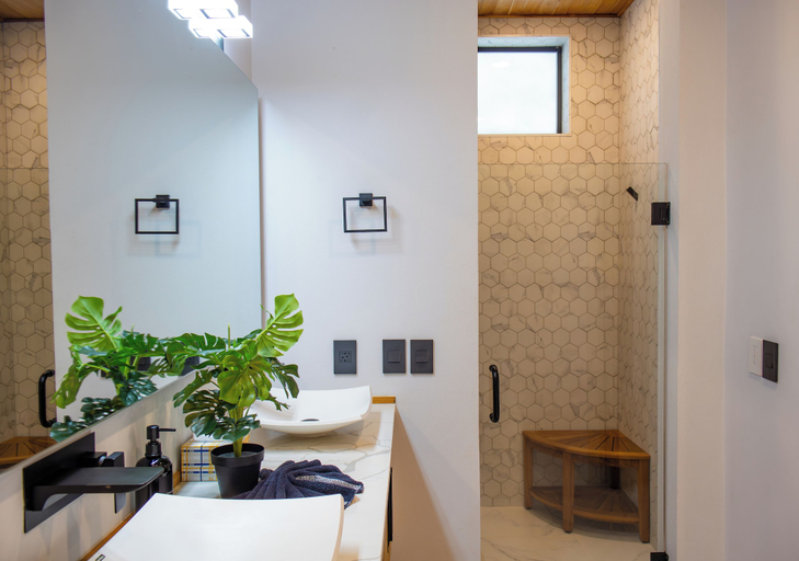 Bathroom 5, Clearwater Belize