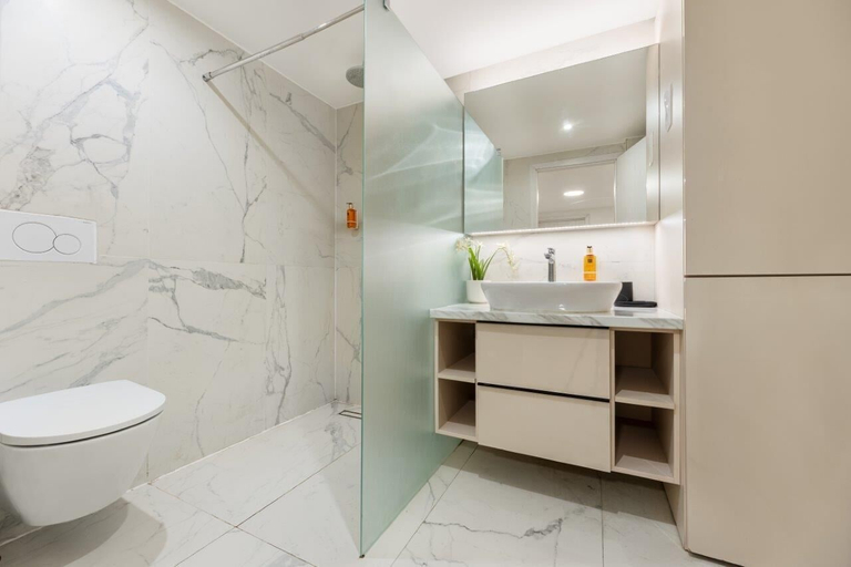 Bathroom 5, Downtown Suites, Budapesti