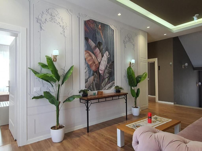 Others 5, Heiress Hotel, Sarandës