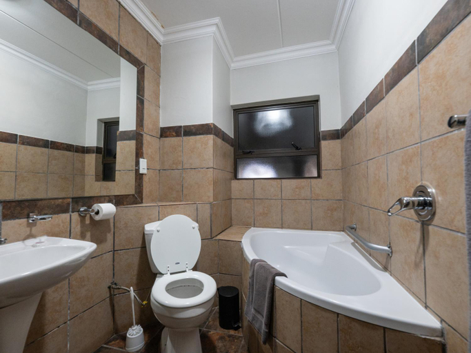 Bathroom 4, The Lakes Hotel and Conference, Ekurhuleni