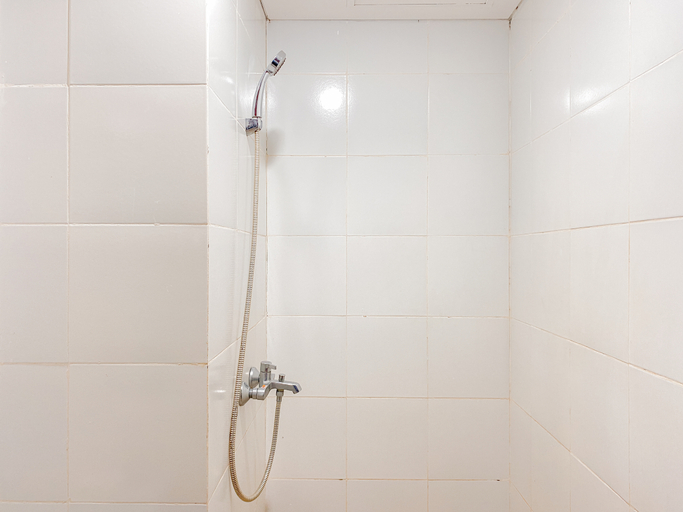Bathroom 4, Basic 2BR near Bojong Indah Station at Vittoria Residence Apartment By Travelio, West Jakarta
