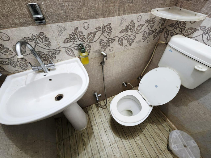 Bathroom 2, Hotel Prisha Stay Lucknow, Lucknow