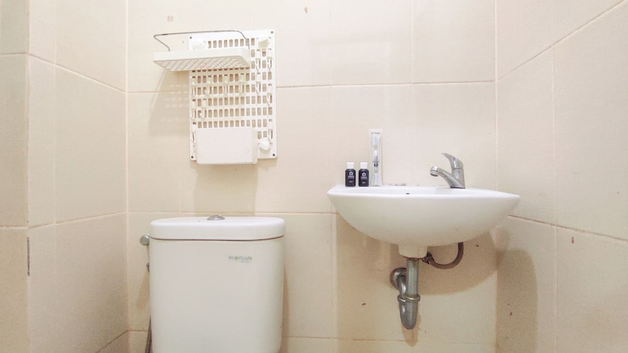 Bathroom 4, Best Value And Good Location Studio At Bale Hinggil Apartment, Surabaya