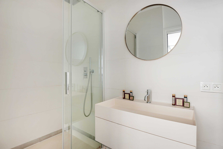 Bathroom 5, Elegant Apartment -2br/4p - Sacre-coeur, Paris
