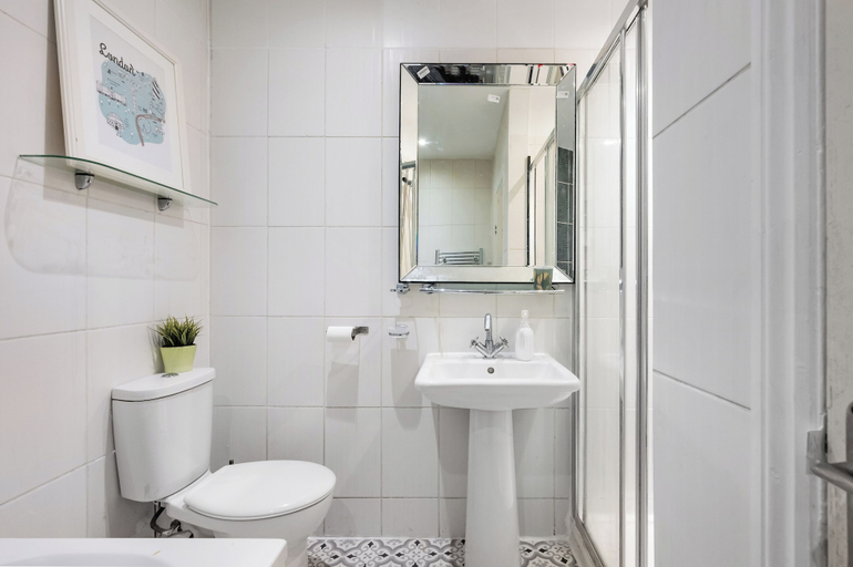 Bathroom 2, 2 Bedroom flat in Putney by the river, London