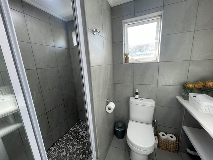 Bathroom 3, Footprints in Kleinmond, Overberg