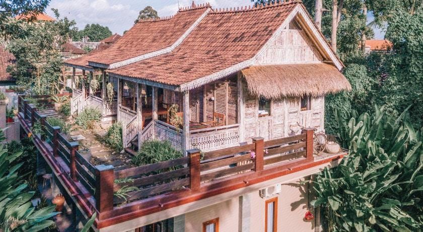 Exterior & Views