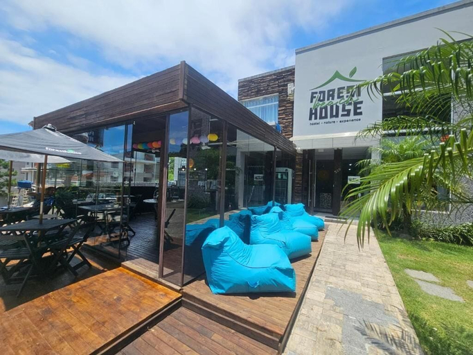 Outdoor dining 4, Foresthouse Beach Hostel, Florianopolis