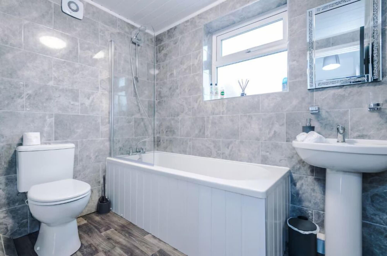 Bathroom, 10 Browning Avenue, Tameside