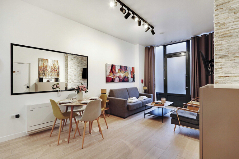 Others 2, Intimate Flat w A C & Jacuzzi - 2BR 6P Montmartre, Paris