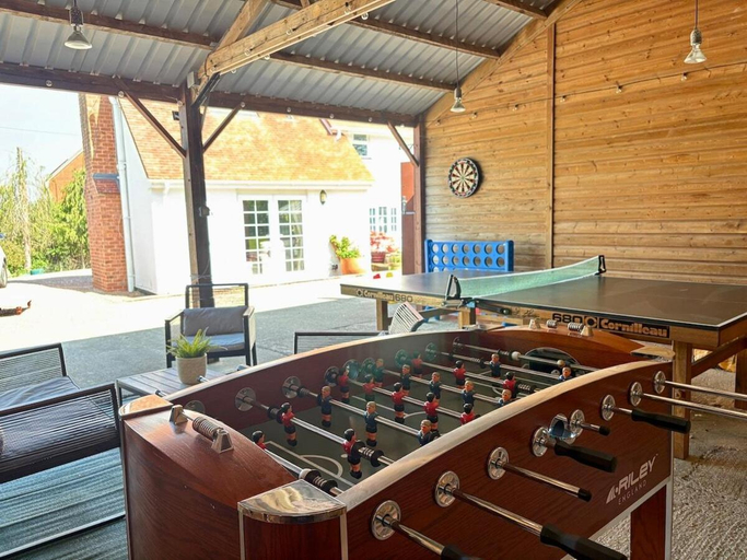 Food & Drinks 4, Beautiful Danford House & Lodge with Hot Tub, Gloucestershire