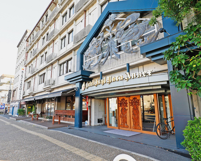 Exterior & Views