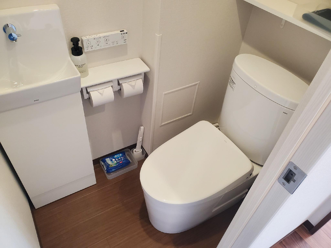 Bathroom 3, City Pension Zem, Chūō
