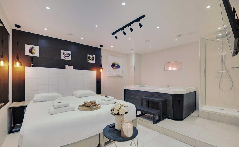 Others 5, Intimate Flat w A C & Jacuzzi - 2BR 6P Montmartre, Paris