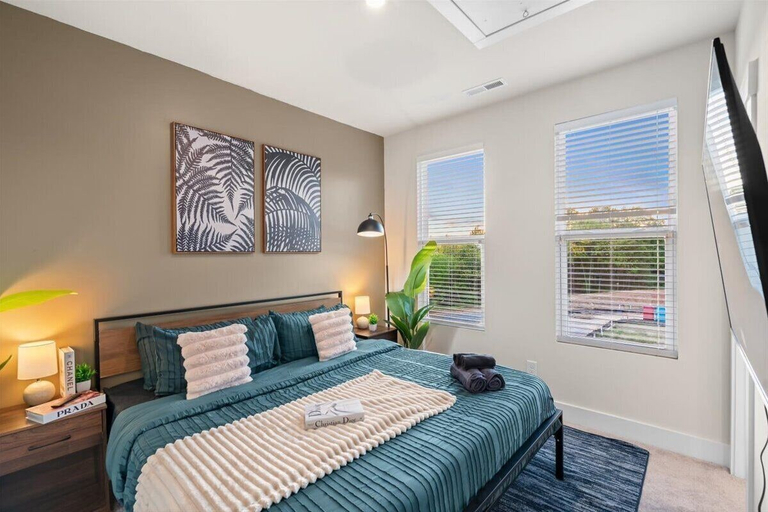 Room 5, 3BR King Townhouse in Uptown CLT, Mecklenburg