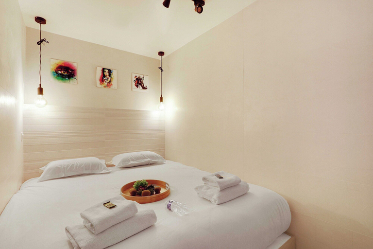 Others 3, Intimate Flat w A C & Jacuzzi - 2BR 6P Montmartre, Paris