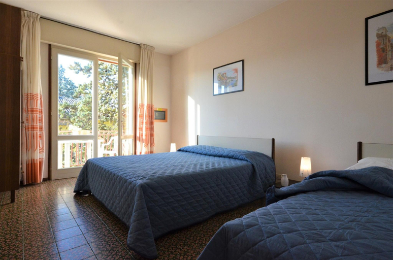 Bedroom 2, A Bright and Cheerful Apartment in Bibione, Venezia
