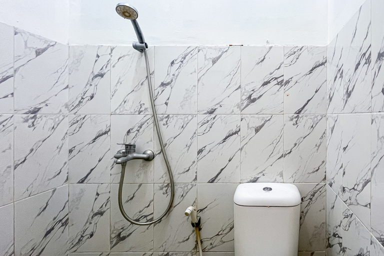 Bathroom 4, RedDoorz @ PBInn near Stasiun Juanda, Central Jakarta