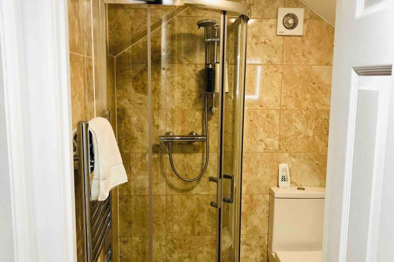 Bathroom 2, Small 3 Bed Flat Near Heathrow, Surrey