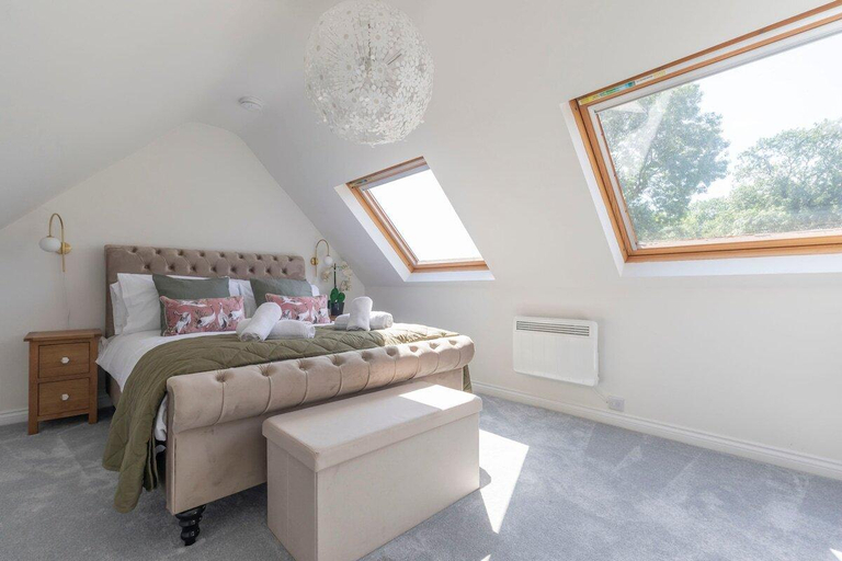 Bedroom 2, Beautiful Danford House & Lodge with Hot Tub, Gloucestershire