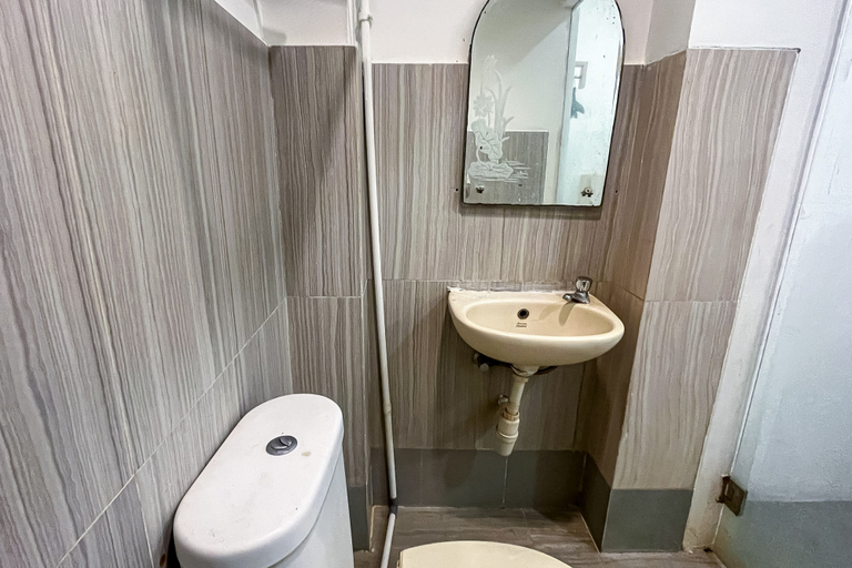 Bathroom 5, RedDoorz @ PBInn near Stasiun Juanda, Central Jakarta