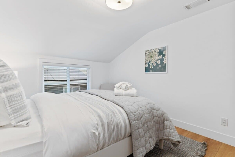 Room 5, @ Marbella Lane - 3BR W/sweeping Views of Bay Area, San Mateo