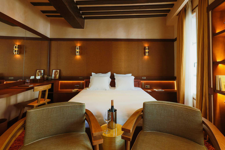 Bed, Confidential Room-5, stone's throw from the Louvre, Paris