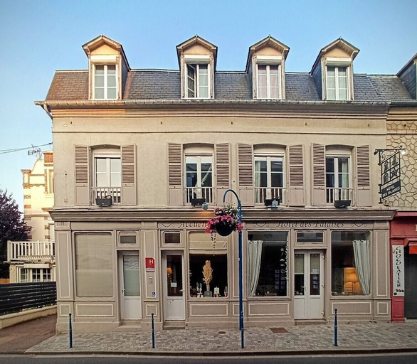 Exterior & Views