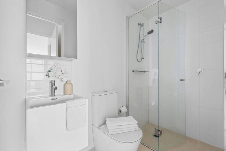Bathroom 4, A Cozy 2BR Apt With Panoramic Views, Free Parking, Melbourne