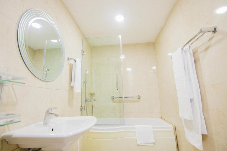 Bathroom, BON Hotel Garden City Port Harcourt, Obio/Akp