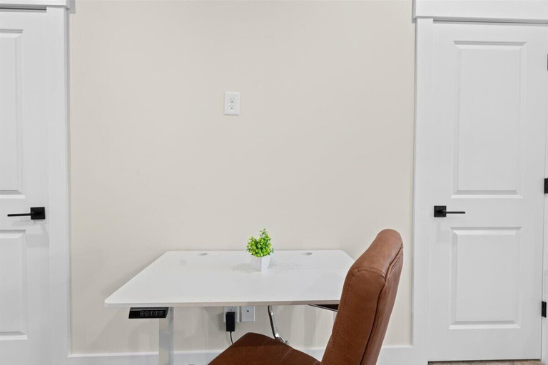 Room 4, 3BR King Townhouse in Uptown CLT, Mecklenburg