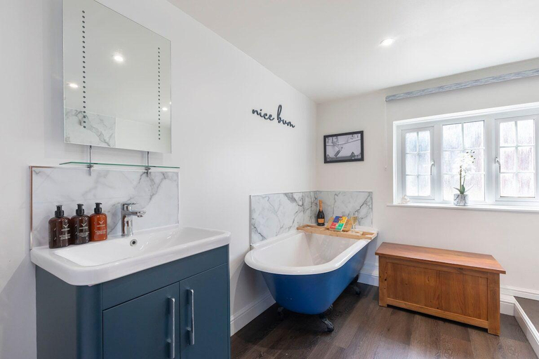 Bathroom 3, Beautiful Danford House & Lodge with Hot Tub, Gloucestershire