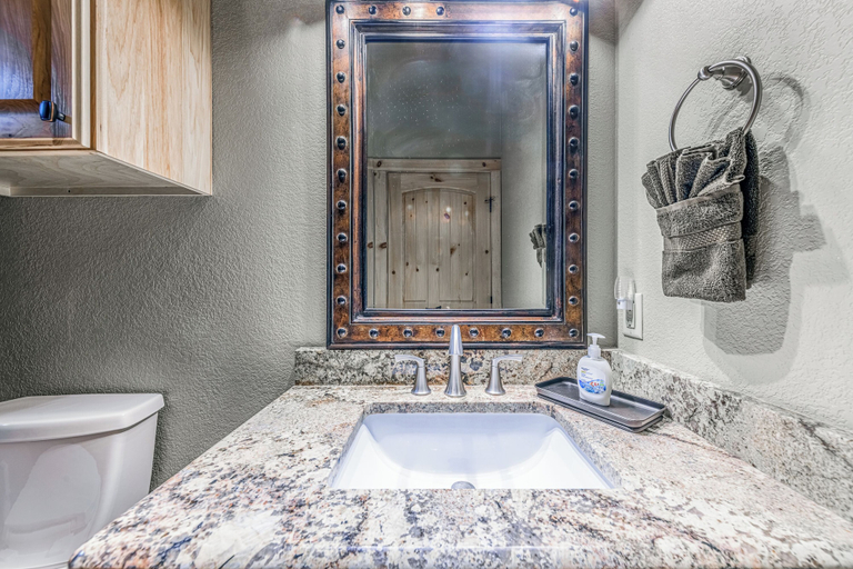 Bathroom 3, Heavenly Pines, Lincoln