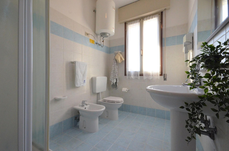 Bathroom, A Bright and Cheerful Apartment in Bibione, Venezia