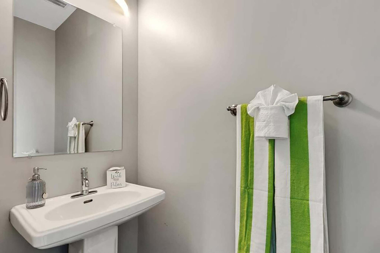 Bathroom 2, Sunny Daze, Bay