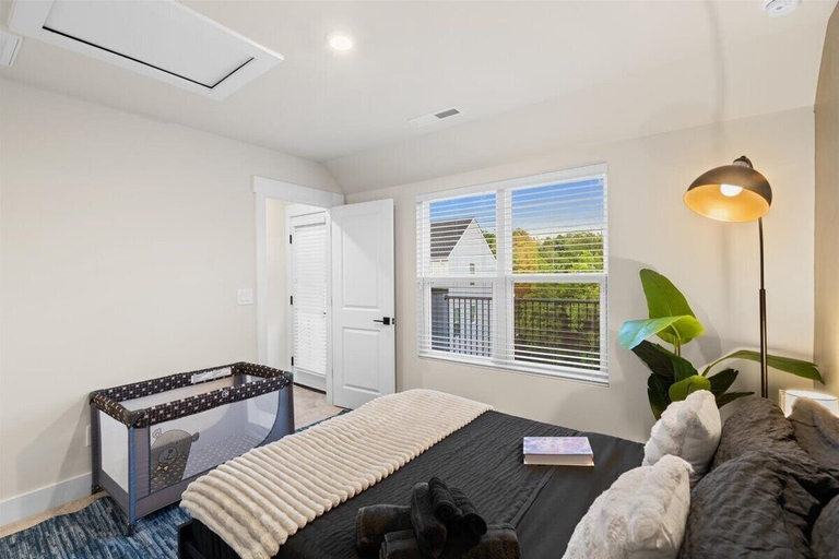 Room 2, 3BR King Townhouse in Uptown CLT, Mecklenburg