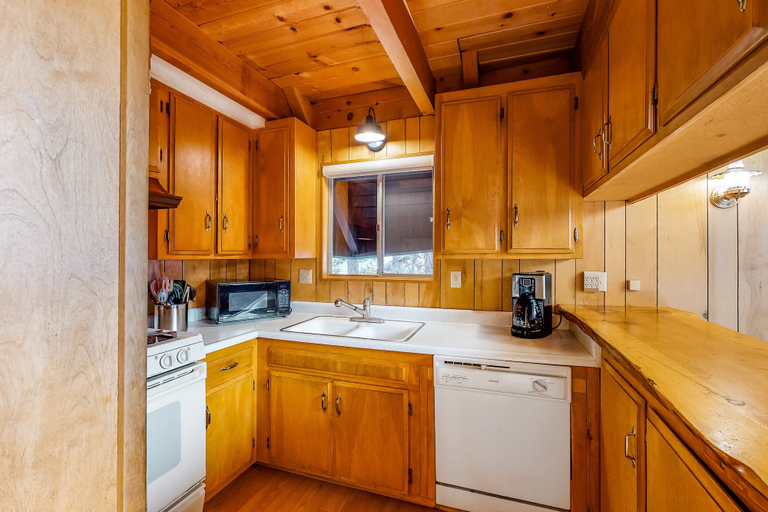 Private kitchen 2, Pinewood Haus #301, San Bernardino