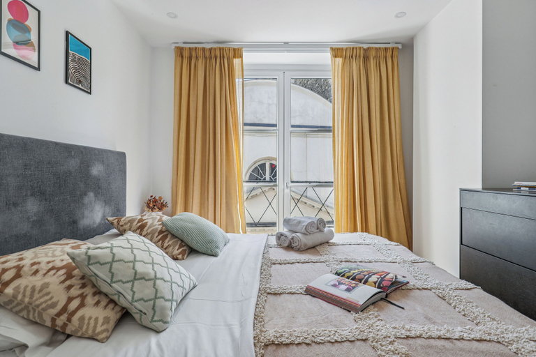 Room 4, Chic 1BR Near Louvre & Musee d Orsay, Paris